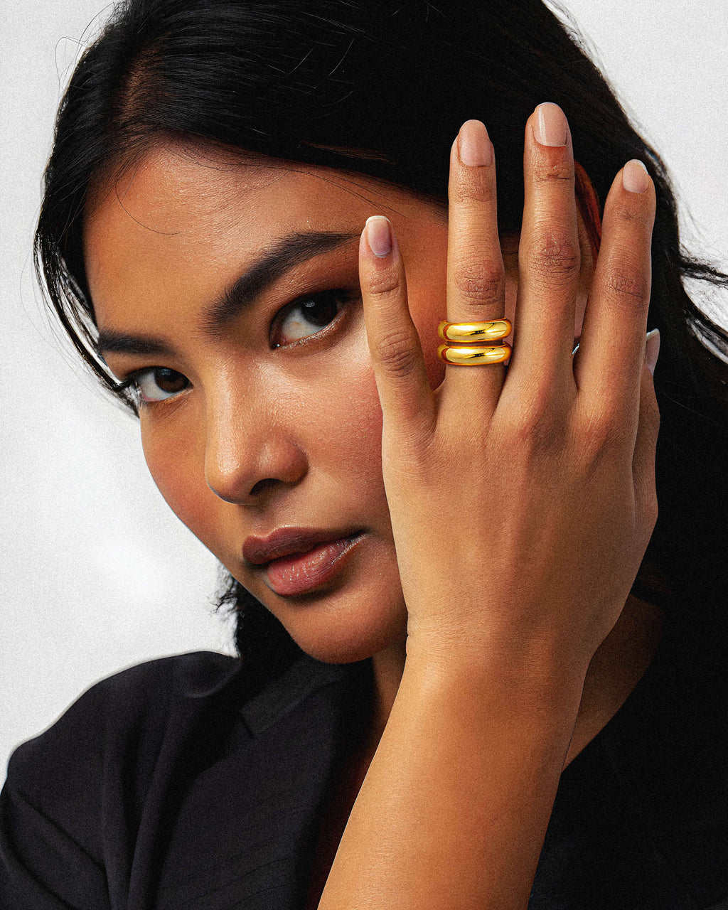 Double Band Ring Dusk worn on hand – waterproof gold ring by BILARRI