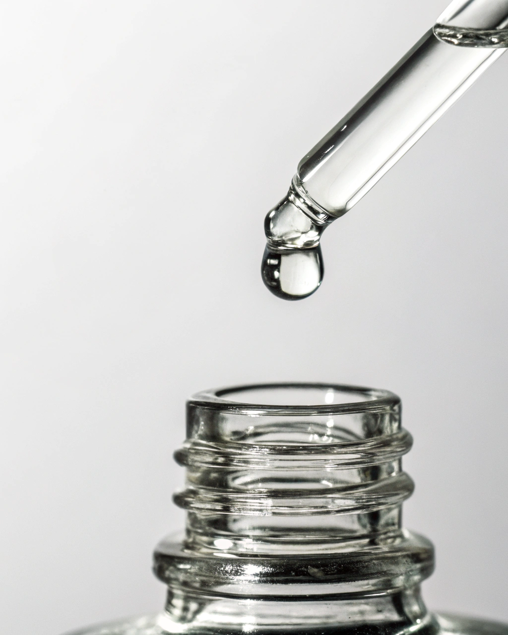 Glass dropper with a drop of liquid over a clear glass bottle on a light gray background.Best skincare serum
	2.	Vitamin C serum
	3.	Face serum for glowing skin
	4.	Anti-aging serum
	5.	Hydrating face serum
	6.	Vegan cruelty-free skincare serum
	7.	Natural anti-aging face serum
	8.	Serum for acne-prone skin
	9.	Collagen boosting serum
	10.	Buy face serum online
